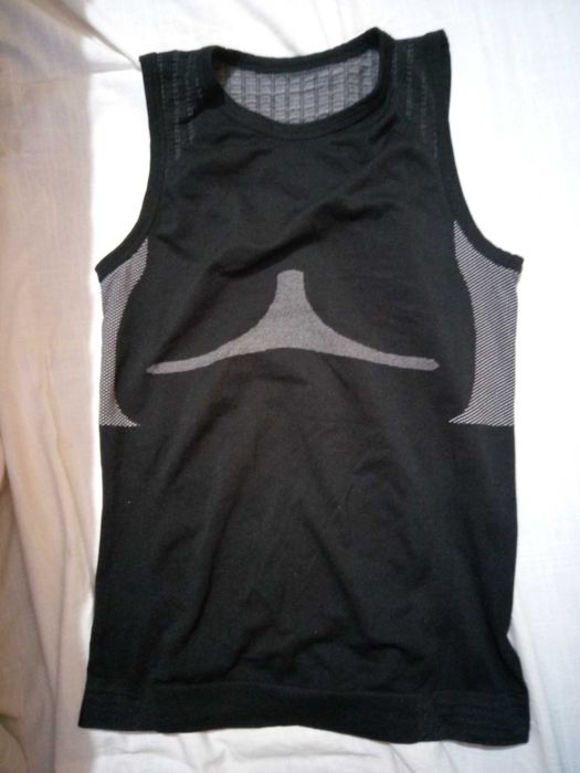 Echipament ciclism femei, doua maieuri si un chilot bike