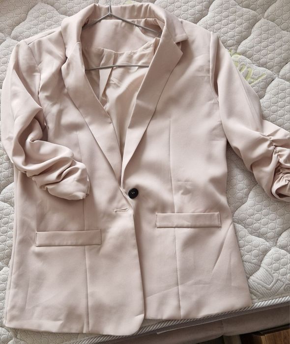 Бежово сако с набрани ръкави