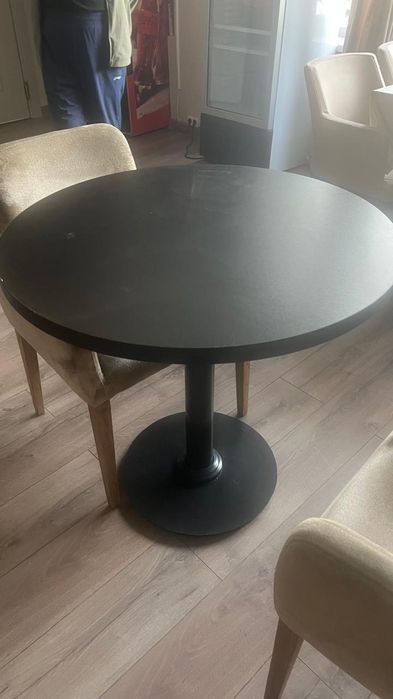 Круглый и квадратный стол