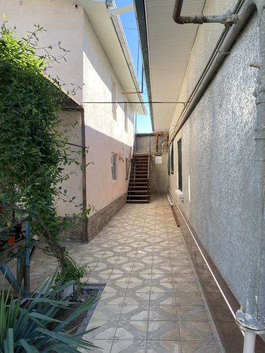 ПРОДАЮТСЯ 2 ДОМА В ОДНОМ ДВОРЕ (на две семьи) в центре Чирчика