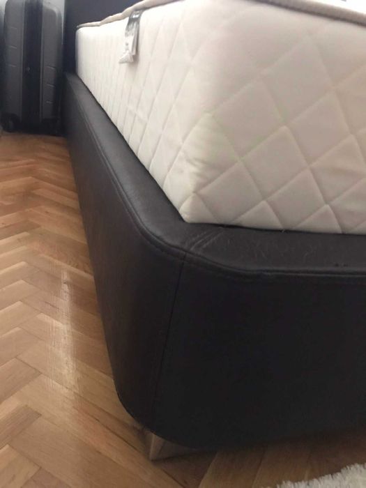 Продавам стилна и удобна спалня с кожена тапицерия. Леглото е с повдигащ се матрак и голяма ракла отдолу .