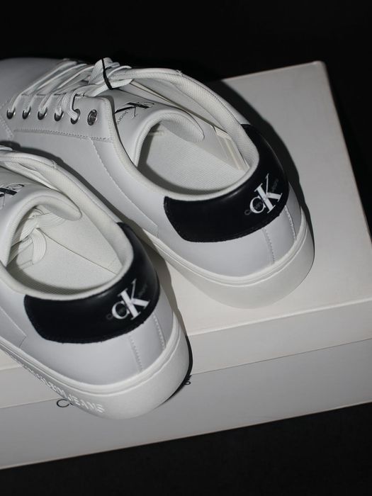 Calvin Klein sneakers trainers, Noi, Marime 43

Trimit si in tara cu deschidere colet.