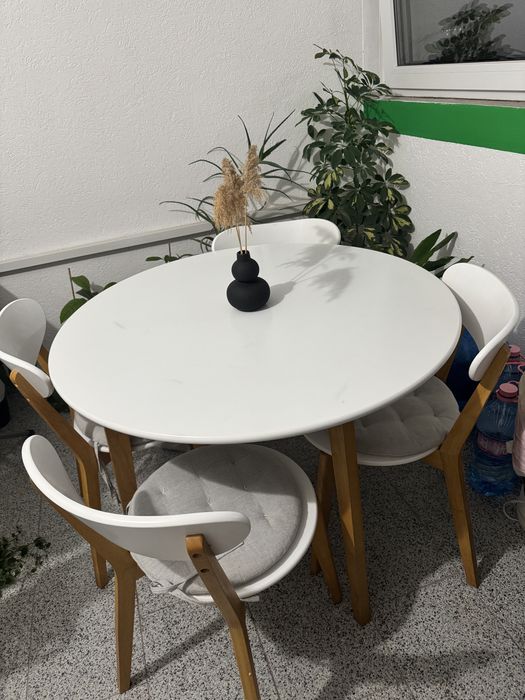 Masa rotunda cu 4 scaune Jysk