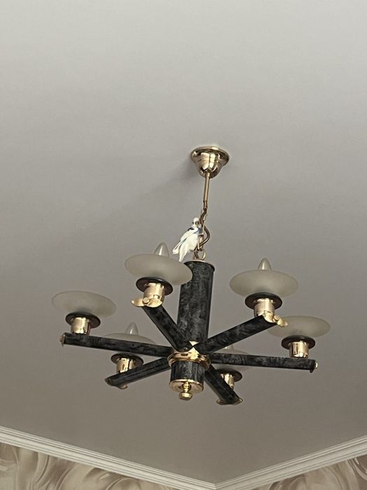 Продам люстру