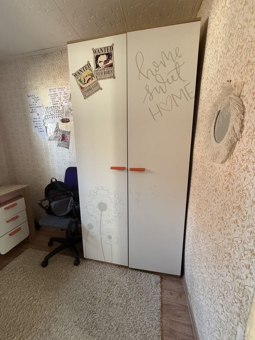 Продам  в детской шкаф и стол