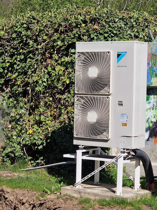 Високотемпературна каскадна отоплителна машина Daikin Altherma EKHBRD-016ADV17 + ERRQ016AV1. Работила е три отоплителни сезона