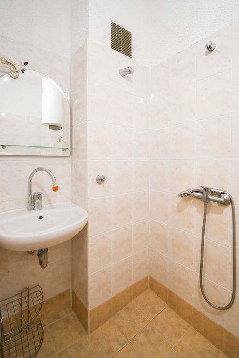 Дава се под наем Двустаен апартамент в София, Лозенец - 50 кв.м за 448.8 € - Снимка #2