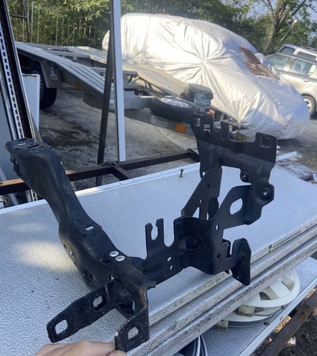 BMW G11/G12 калник желюзи и стойка за фар