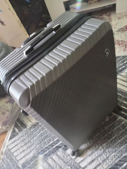 Geamantan, foarte mare. Nou nouț.