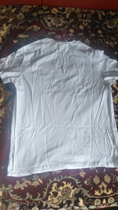 Vand tricouri albe cotton UNISEX.pret 100 de lei si 50 lei.