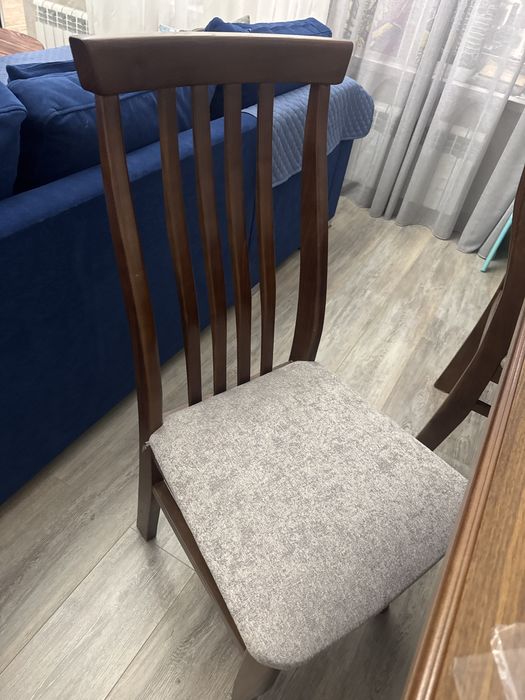 Продается стол и 8 стульев