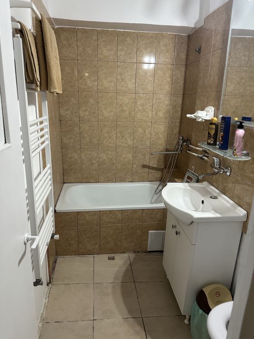 Inchiriez Apartament 4 camere zona Rovine 100Mp