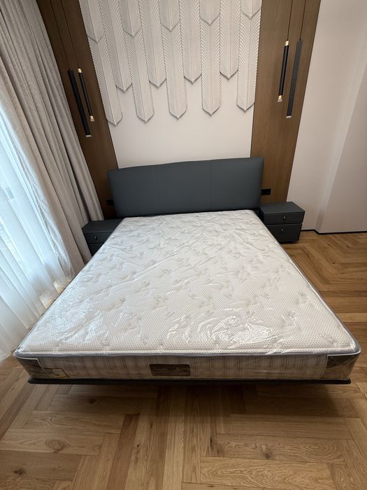 Кровать с двумя тумбочками