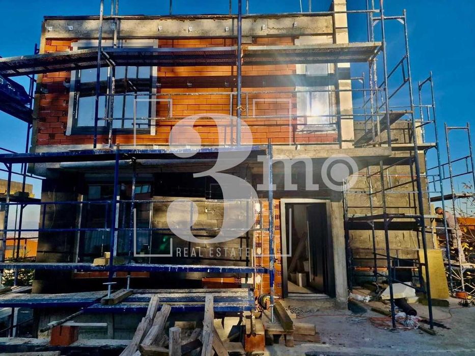 „3mo“ продава новострояща се луксозна къща, находяща се в с. Бистрица