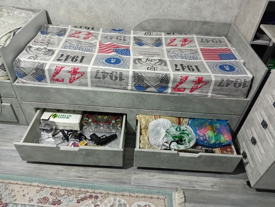 Продам 2 кровати с встроенным шкафчиками