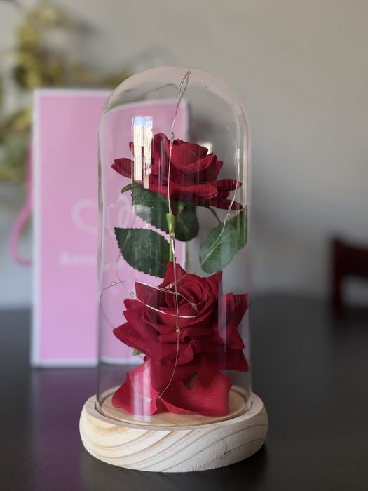 Вечна роза под стъклен купол