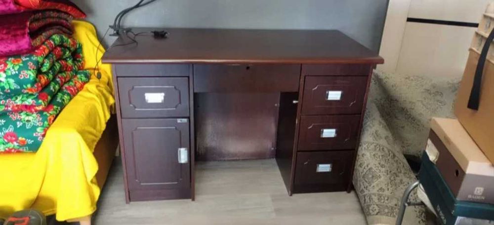 Рабочая зона: письменный стол парта + стул