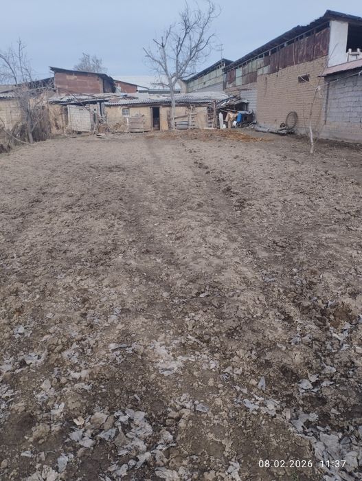 Yer sotiladi 5sotix oladigan odam bosa zor yer pul zaril boganiga soti