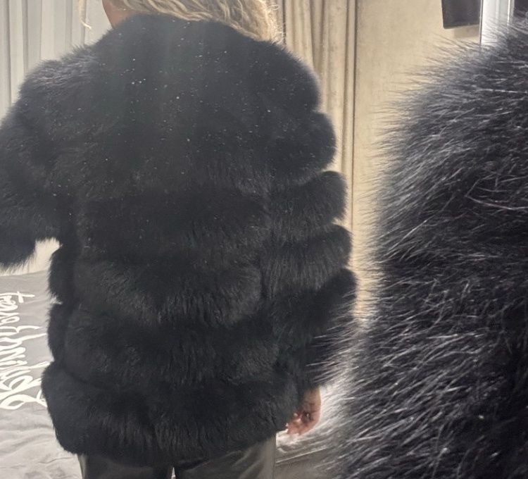 Haina de blana de vulpe neagra