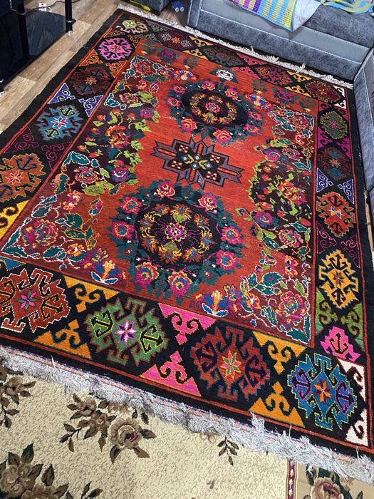 Қолдан тігілген кілем