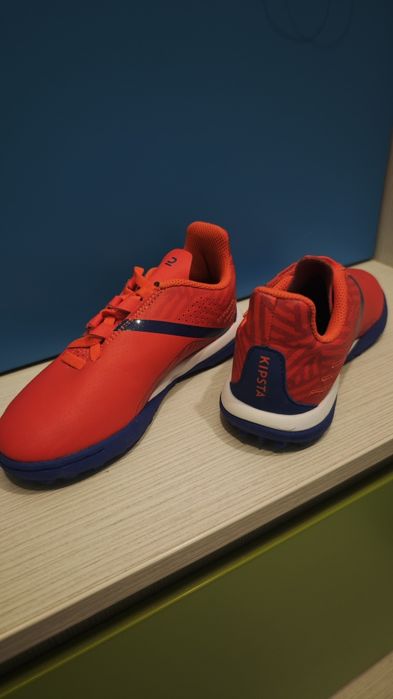 Vând adidași pentru fotbal,noi.