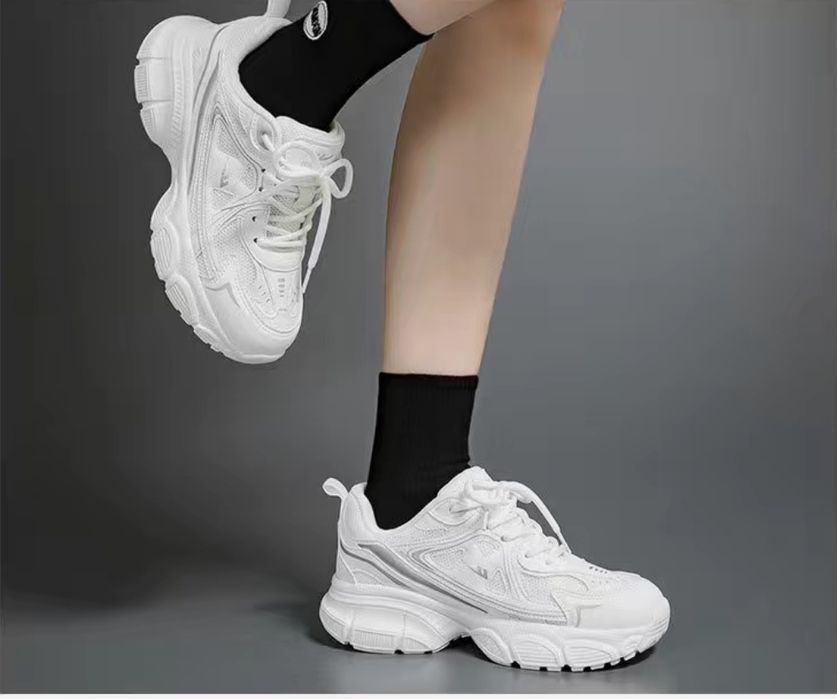 Кроссовки на высокой подошве