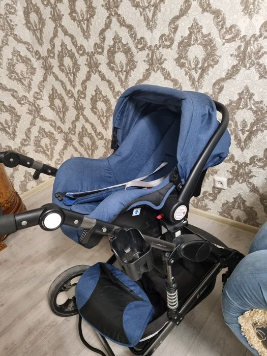 Продам детскую коляску 3 в 1.
