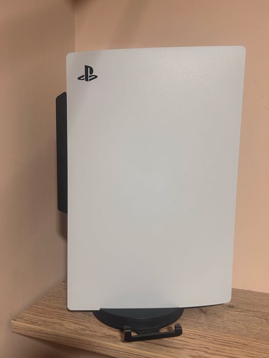 PlayStation 5 + cooling fan + зарядна станция Venom и оригинална поставка