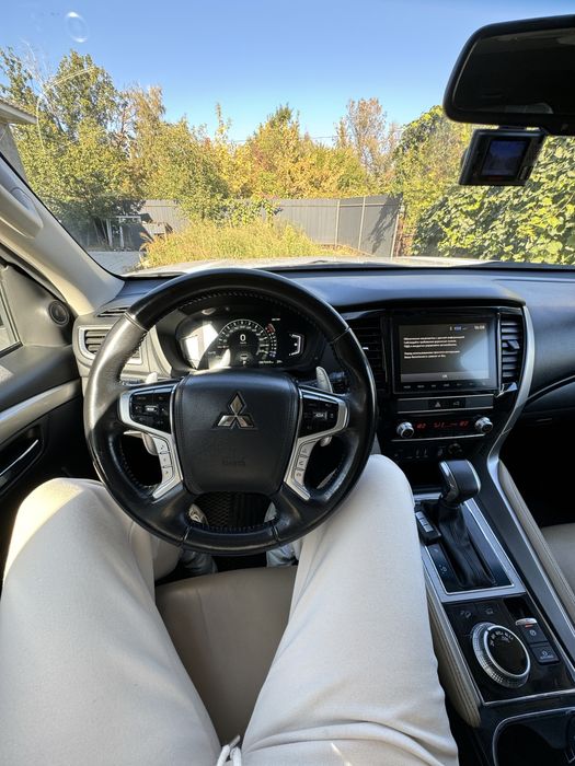 Продам машину Montero Sport