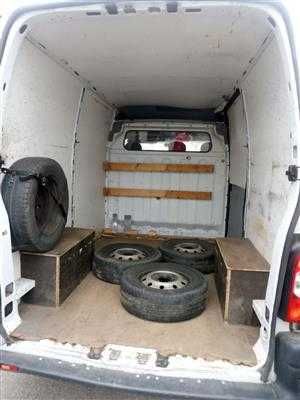 Inchiriere Dube fara sofer Autoutilitara Renault Master 2009