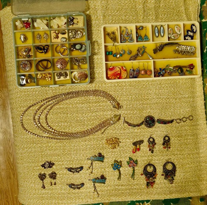 Украшения  из натурального жемчуга  , янтаря ,  камней и минералов .