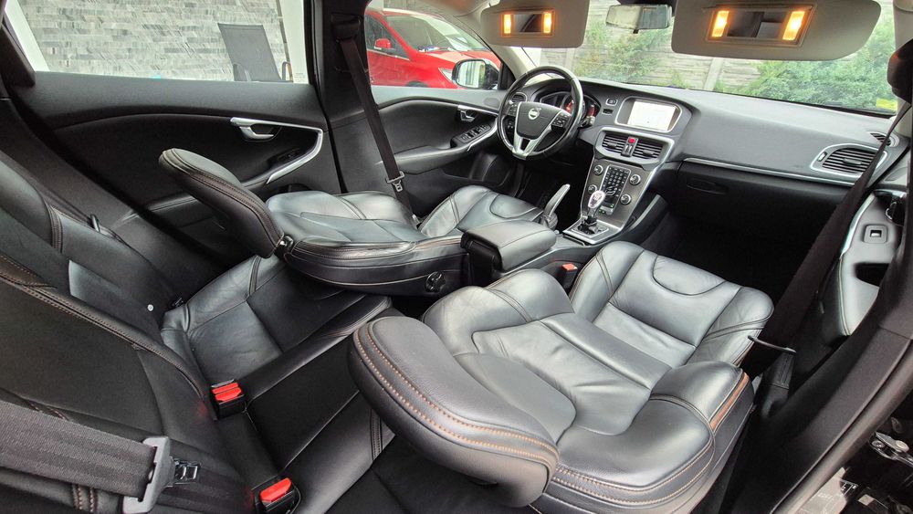 Volvo/V40/Cross Country/1.6 Tdci/Camera/Bi-Xenon/Rate sau Cash/Livrare Gratuita/R.A.R./Numere Rosii/