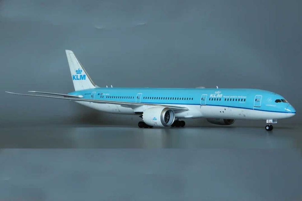 Модель самолёта Boeing 787-900