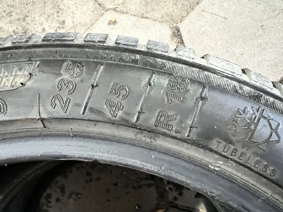 2бр всесезонни гуми 235-45-18