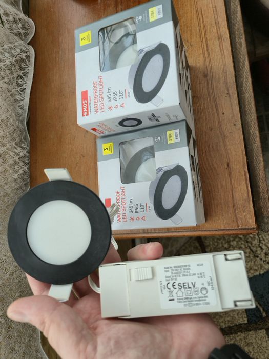 Spot led incastrat cu lumina galbena si alba , rezistent la umiditate