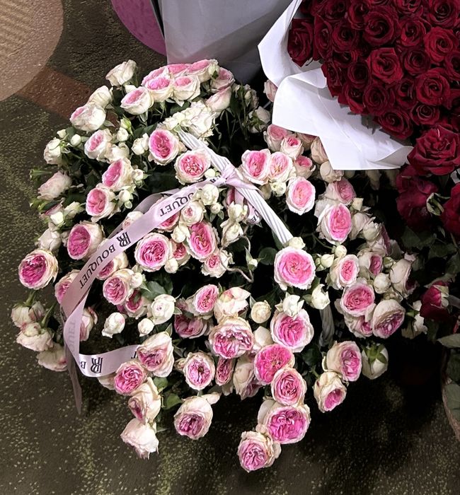 Кустовые розы в корзине