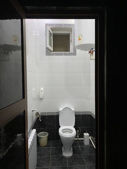 Дом уютный с участком фруктовыми деревьями.