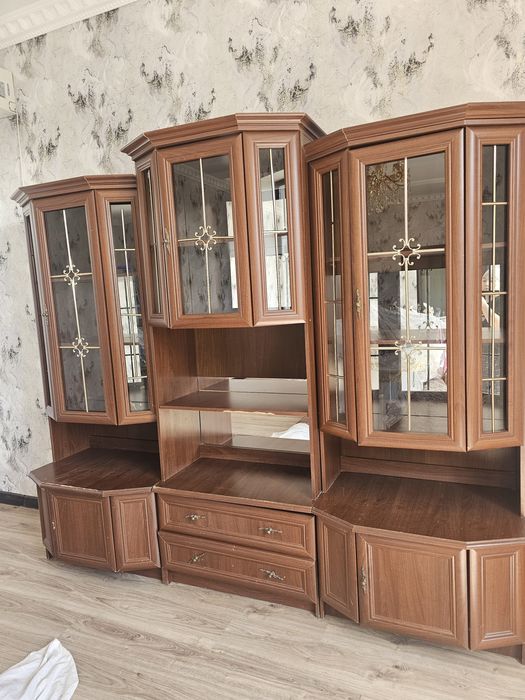 Срочно стенка для зала продается