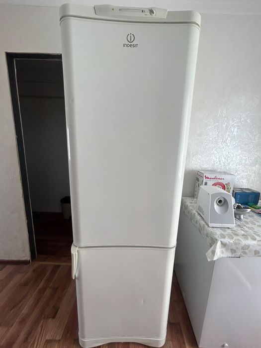 Холодильник indesit