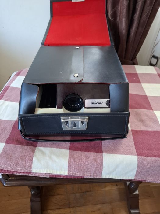 Proiector german anii "80 perfect funcțional, in geanta originala originala după cum se poate observa in fotografii. Este un aparat destul de robust ,
