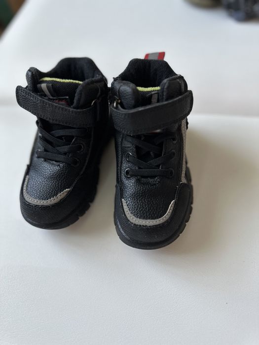 Продам детскую обувь