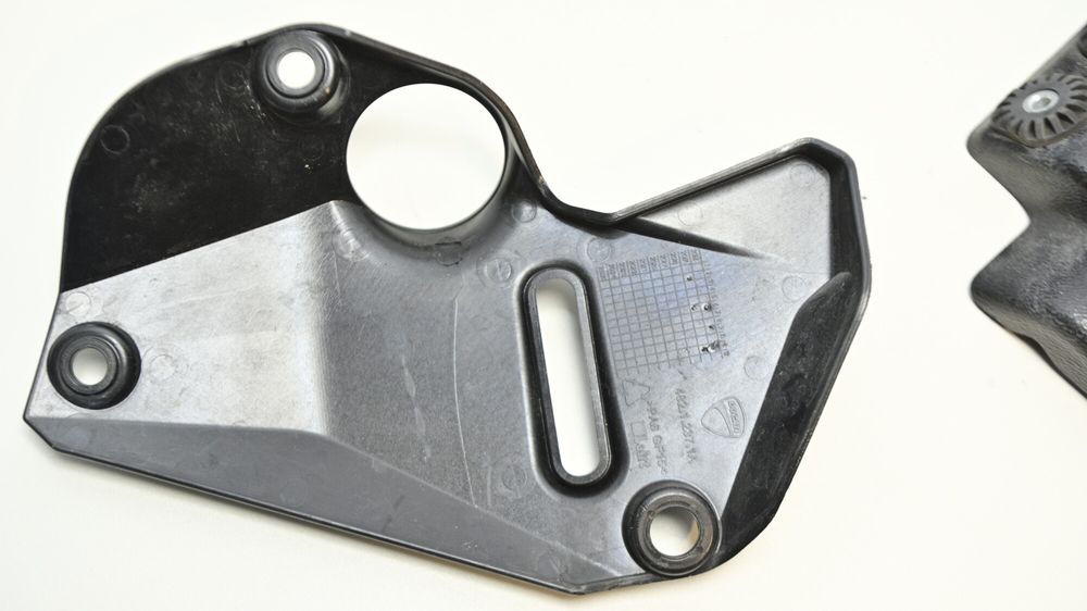 Carene Lateral Stanga Superioara Vas Expansiune Senzor Viteza Ducati