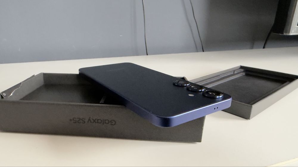 Като Нов! Платен в брой Samsung Galaxy S25 plus 256gb