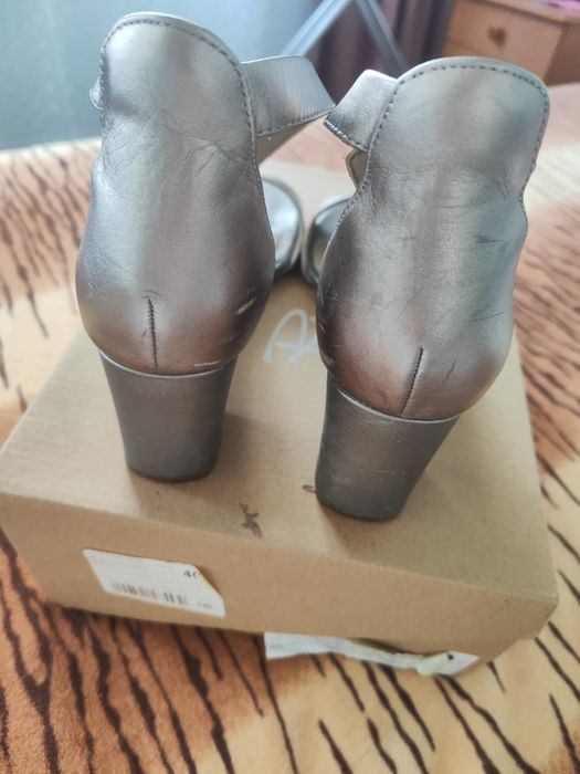 Серебристые босоножки Clarks, размер 38