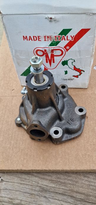 Pompă apa tractor fiat 880 dt import Italia pe original pret 840 lei s