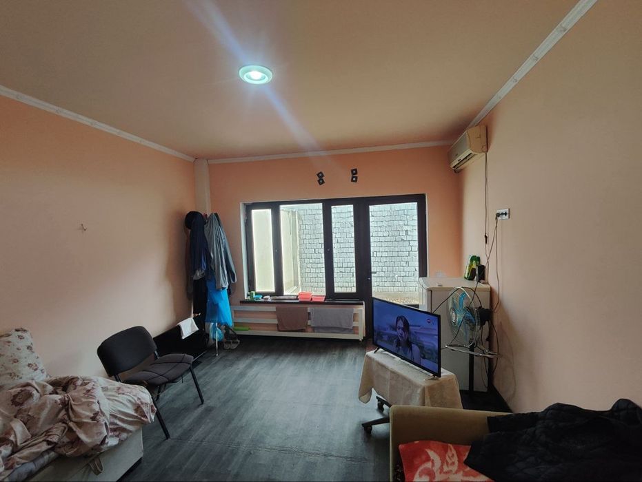 Уй сотилади. Срочно Урта чирчик хокимятига якин жой к