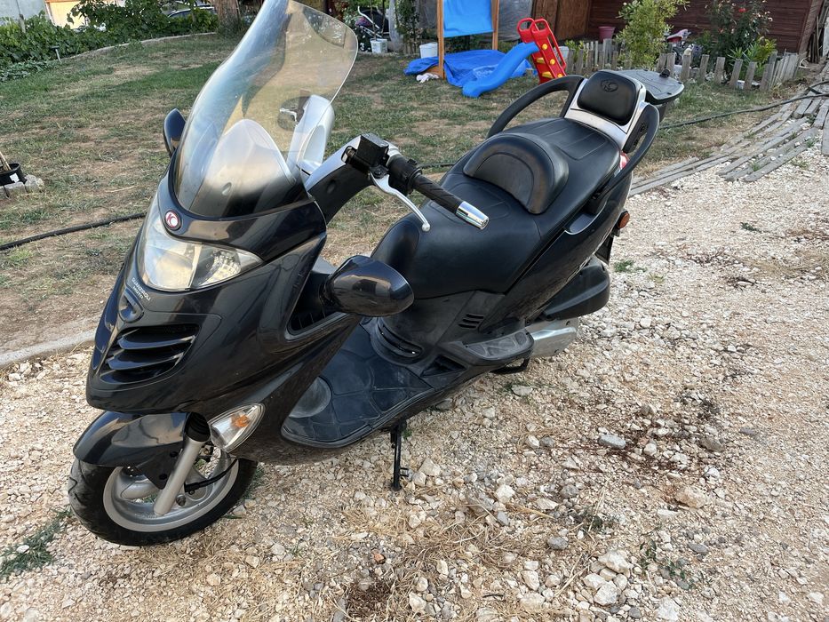 Продавам скутер Кимко 250 куб.