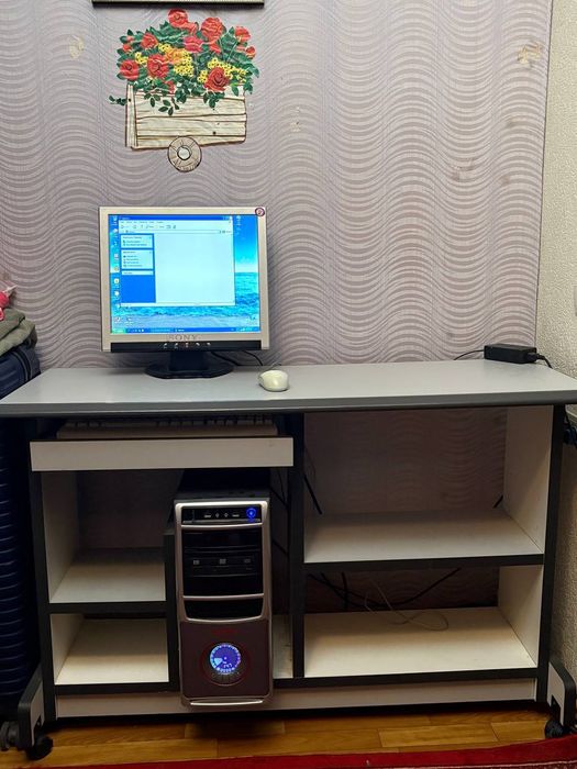 Компьютер с монитором + стол/