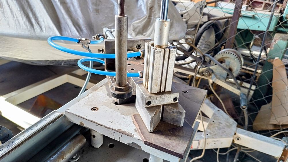 Пневматична преса за зглопка на вра,прозо,шкав,рамки,2560/890,на 2 час