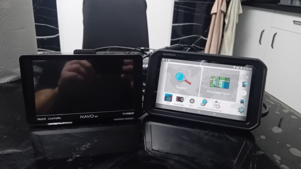 Vând gps uri. Garmin Dezlcam 785 , si un Navo